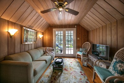 Fully Renovated "Old Florida" Apartment