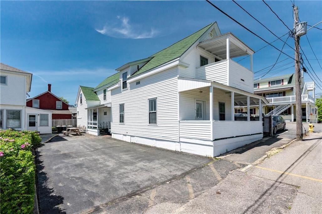 Deck with ocean views, 3 bedroom, comfortable apartment, steps away from the sea