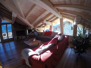 Smart-TV, peis, DVD-spiller og bøker