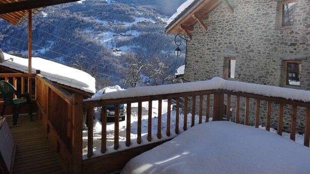 A wooden balcony with snow-covered railings overlooking a mountainous landscape. - Spacious and comfortable chalet for 13 people - connected to Arcs 2000 in 20 minutes (Villaroger)