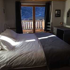 5 bedrooms, iron/ironing board, free WiFi, bed sheets