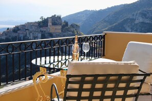 Outdoor dining - Stunning penthouse with panoramic views of Eze & Cap Ferrat (Èze, Provence-Alpes-Côte-D’Azur)
