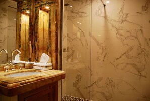 Douche, sèche-cheveux, bidet, serviettes fournies