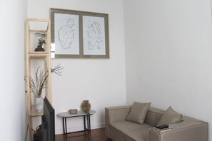 Een televisie en een tafeltennistafel