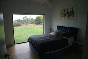 6 bedrooms, iron/ironing board, WiFi, bed sheets