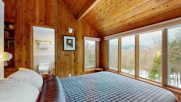 4 bedrooms, iron/ironing board, free internet, bed sheets