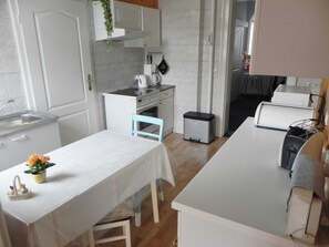 Fridge, microwave, oven, coffee/tea maker