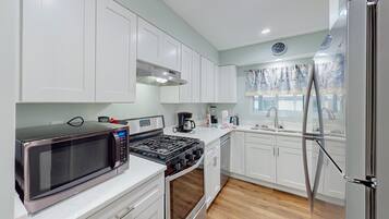 Een koelkast, een microgolfoven, een oven, een kookplaat