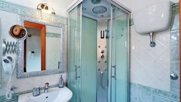 Doccia, asciugacapelli, bidet