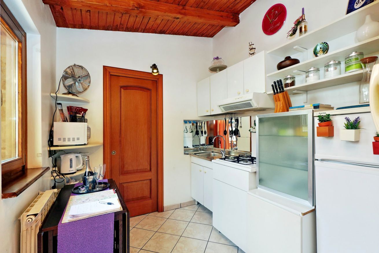Wasserkocher mit Kaffee-/Teezubehör, Kühlschrank, Mikrowelle, Ofen