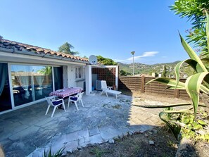 Outdoor dining - Villenpark Playa Arena House Linda (Lloret de Mar)