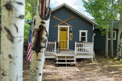 The Little Blue Moose Hideaway - Pet Friendly Secluded Cabin -10 min to RMNP