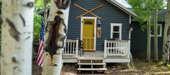 The Little Blue Moose Hideaway - Pet Friendly Secluded Cabin -10 min to RMNP