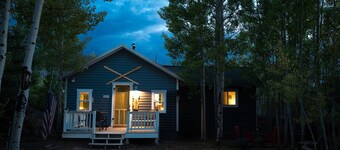 The Little Blue Moose Hideaway - Pet Friendly Secluded Cabin -10 min to RMNP