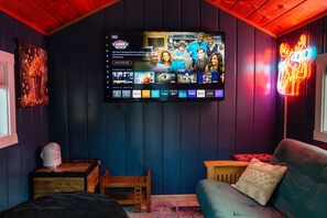 Smart TV, DVD player, books, video library - The Little Blue Moose Hideaway - Pet Friendly Secluded Cabin -10 min to RMNP (Grand Lake)