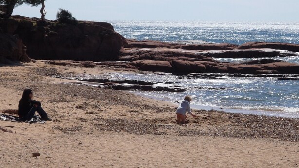 A rocky beach with a woman and a child near the water. - ST RAFAEL-BOULOURIS, seaside, great appartment 2room, ground floor (St. Rafaël - Boulouris)