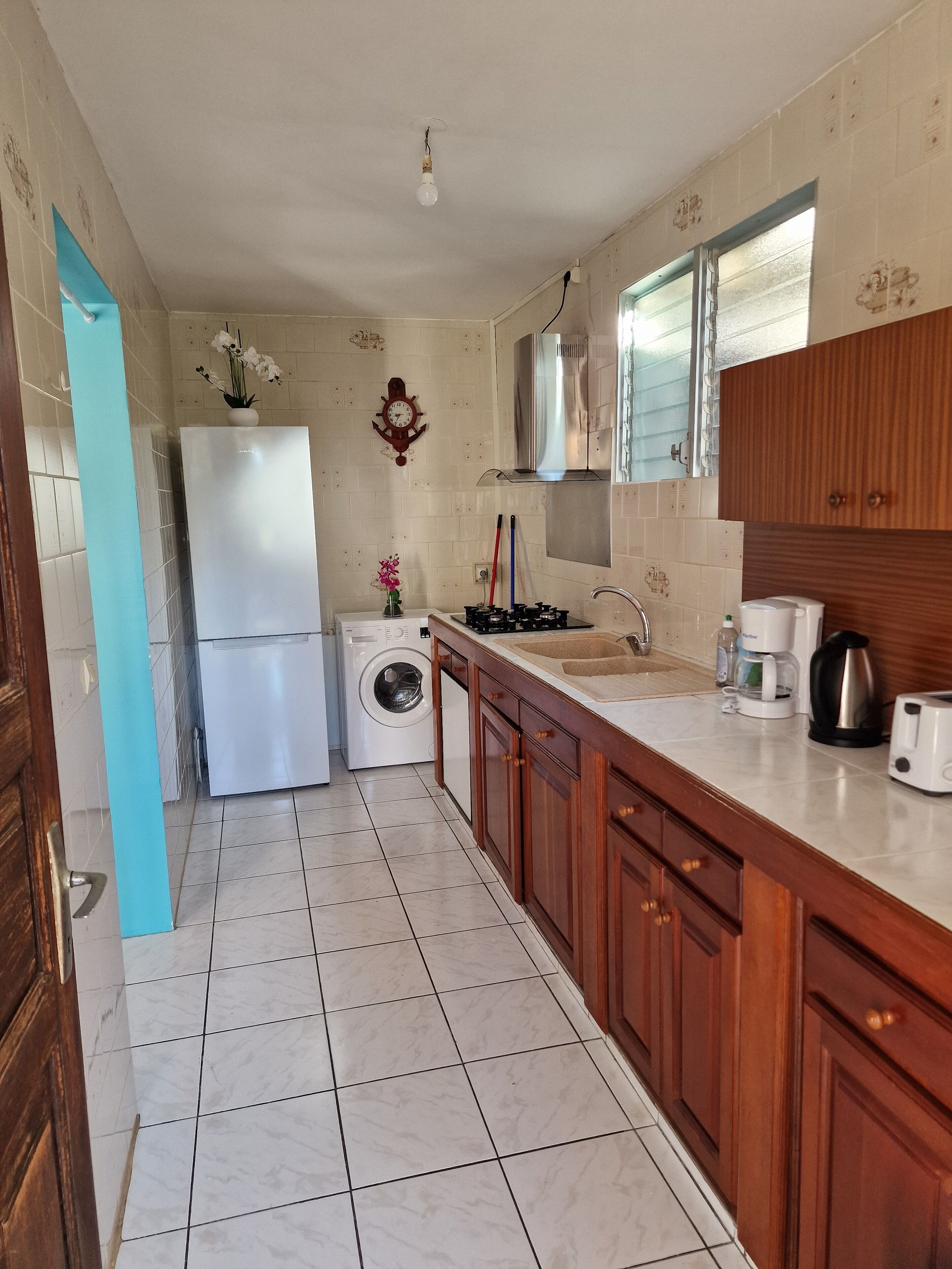 Fridge, microwave, oven, coffee/tea maker