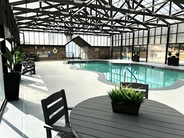 Una piscina cubierta, una piscina climatizada