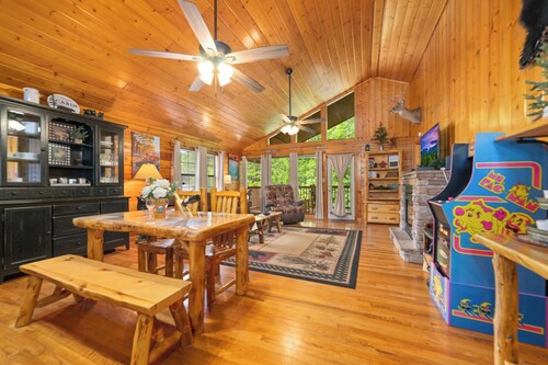 Cozy Mountain Cabin w/Private Hot Tub•1.5 Miles to Dollywood• Walk to the Pool!