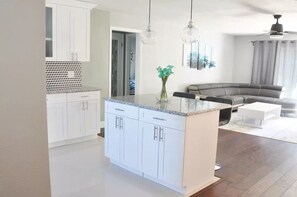 Smart TV, books - LOTUS House  (Clearwater)