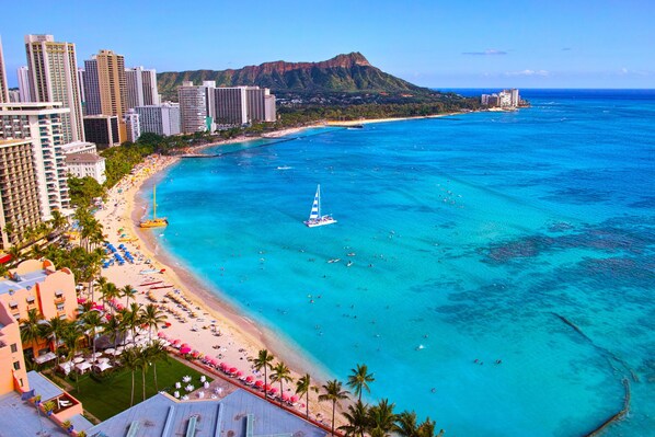 Sun-loungers, beach towels - Waikiki Banyan Bliss: Ocean View & Walk to Beach! (Honolulu)