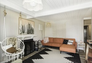 Televisión, chimenea y biblioteca musical