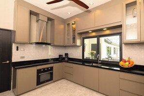 Fridge, microwave, oven, stovetop - Villa Pattaya Hill minutes from the Beach / Pattaya / FREE Electricity (Muang Pattaya)