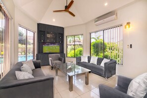Flat-screen TV - Villa Pattaya Hill minutes from the Beach / Pattaya / FREE Electricity (Muang Pattaya)