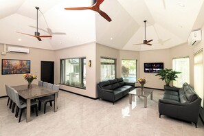 Interior - Villa Pattaya Hill minutes from the Beach / Pattaya / FREE Electricity (Muang Pattaya)