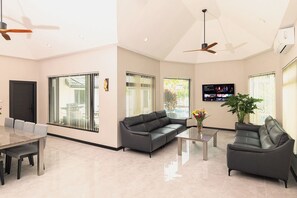 Interior - Villa Pattaya Hill minutes from the Beach / Pattaya / FREE Electricity (Muang Pattaya)