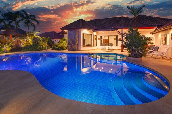 Outdoor pool - Villa Pattaya Hill minutes from the Beach / Pattaya / FREE Electricity (Muang Pattaya)