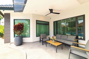 Terrace/patio - Villa Pattaya Hill minutes from the Beach / Pattaya / FREE Electricity (Muang Pattaya)