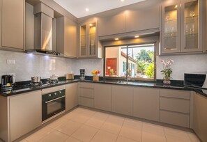 Fridge, microwave, oven, stovetop - Villa Pattaya Hill minutes from the Beach / Pattaya / FREE Electricity (Muang Pattaya)