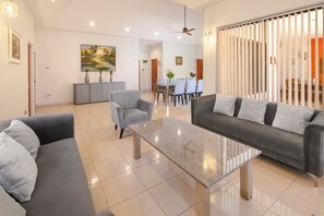 Flat-screen TV - Villa Pattaya Hill minutes from the Beach / Pattaya / FREE Electricity (Muang Pattaya)