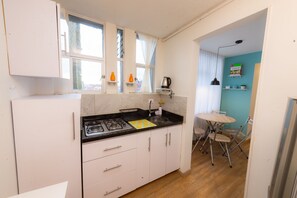 Kühlschrank, Mikrowelle, Wasserkocher mit Kaffee-/Teezubehör