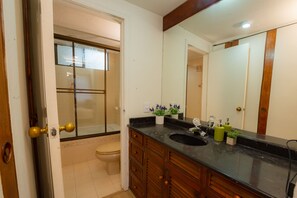 Shower, hair dryer, towels, soap - ⭐ Best Location - 2 Bed + 2 Bath Private Apartment + WIFI (Chapinero)