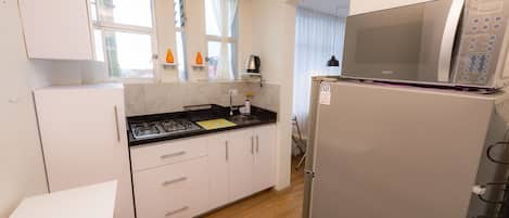Kühlschrank, Mikrowelle, Wasserkocher mit Kaffee-/Teezubehör