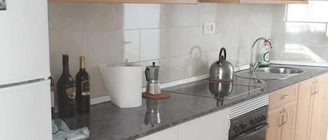 Een koelkast, een microgolfoven, een oven, een kookplaat