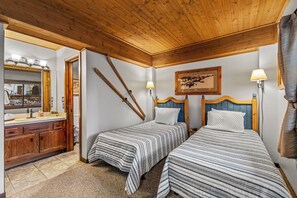 2 bedrooms, iron/ironing board, free WiFi, bed sheets - Villa Dulany, Exquisite Condo plus Hot Tub, Fire Pit & Private Patio (Steamboat Springs)