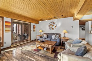 Televisión y chimenea