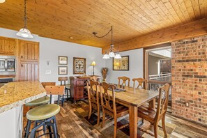 Dining - Villa Dulany, Exquisite Condo plus Hot Tub, Fire Pit & Private Patio (Steamboat Springs)