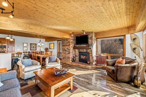 TV, fireplace - Villa Dulany, Exquisite Condo plus Hot Tub, Fire Pit & Private Patio (Steamboat Springs)