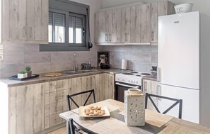 Kühlschrank, Herdplatte, Wasserkocher mit Kaffee-/Teezubehör