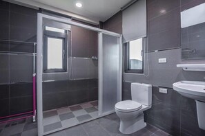 301 | Bathroom | Shower, free toiletries, hair dryer, slippers - 917 Homestay (Magong)