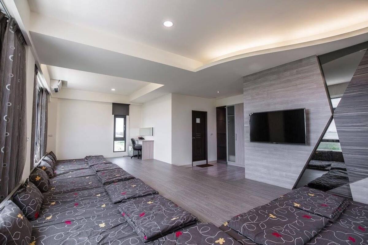 301 | Desk, free WiFi, bed sheets