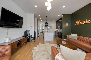 TV - Nashvista Townhome- Downtown Views - 10 Comfy Beds (Nashville)