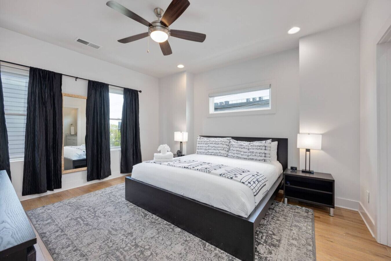 4 間睡房、書桌、熨斗/熨衫板、可攜式嬰兒床