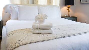 4 habitaciones, escritorio y tabla de planchar con plancha