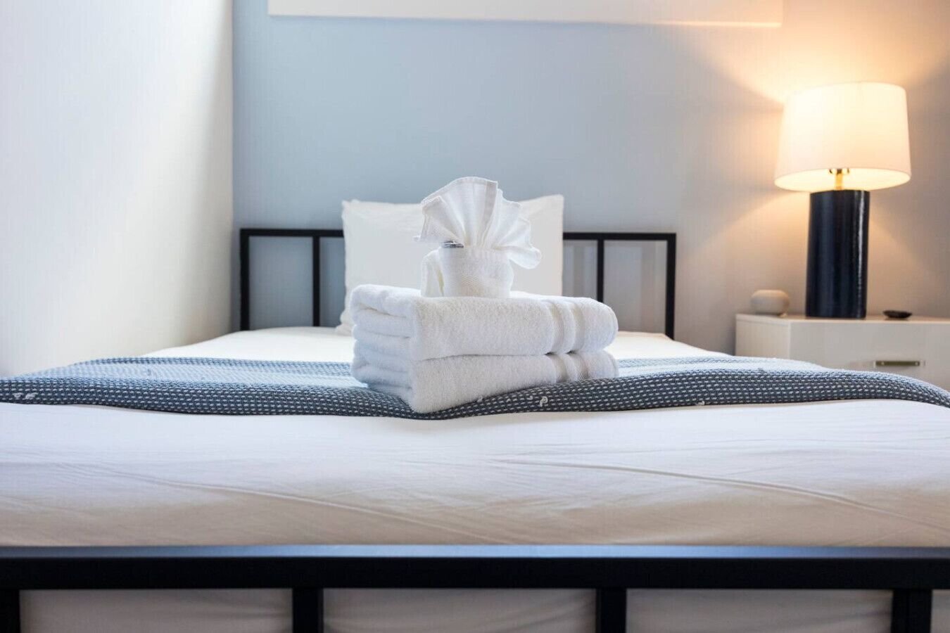 4 chambres, bureau, fer et planche à repasser, lit parapluie