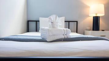 4 slaapkamers, een bureau, een strijkplank/strijkijzer, reisbedje